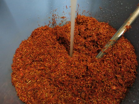 明日の紅花染めの準備 草木工房