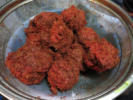 明日の紅花染めの準備 草木工房